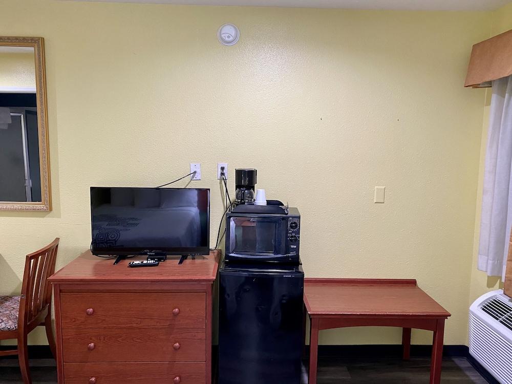 Travelers Inn Medford Bagian luar foto