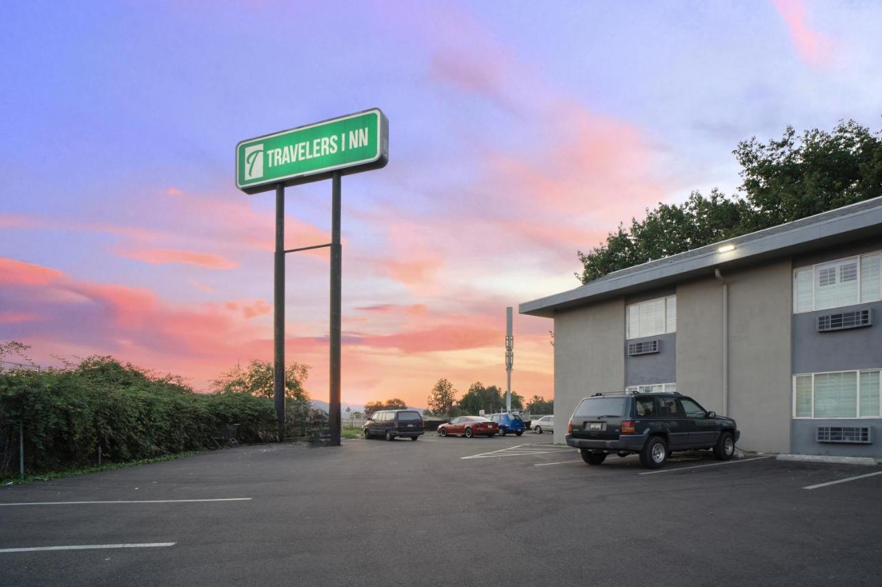 Travelers Inn Medford Bagian luar foto