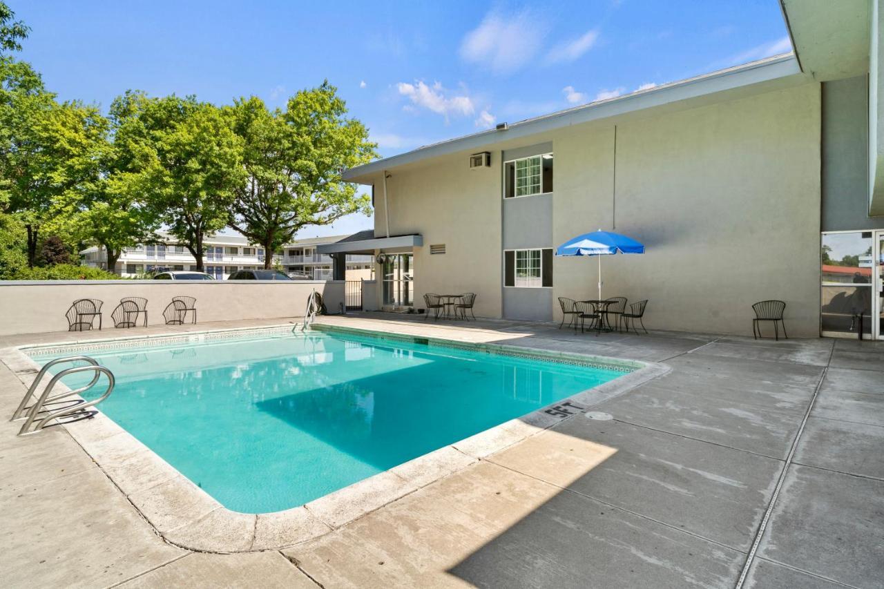 Travelers Inn Medford Bagian luar foto