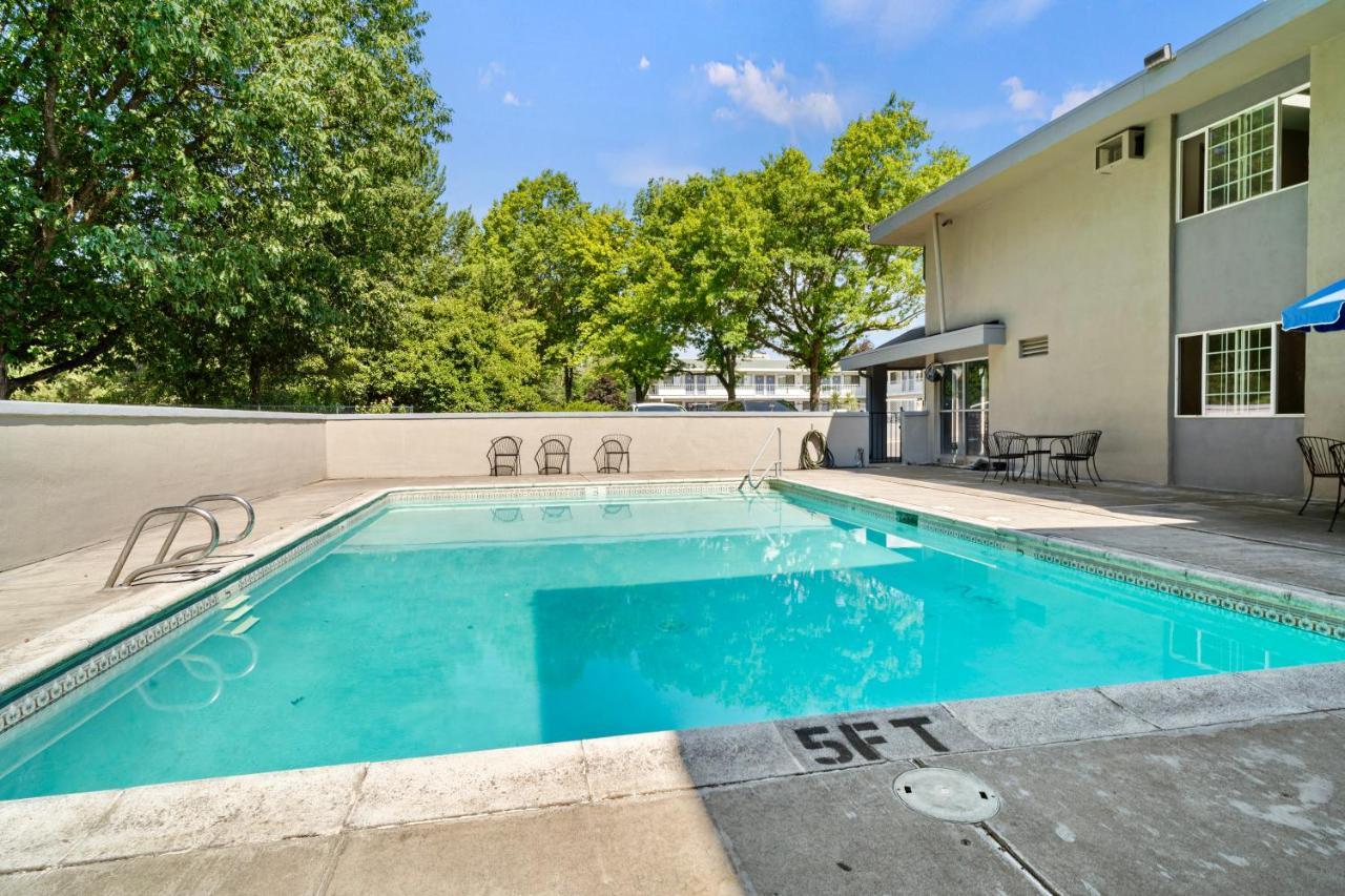 Travelers Inn Medford Bagian luar foto