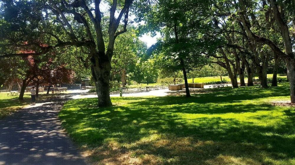 Travelers Inn Medford Bagian luar foto